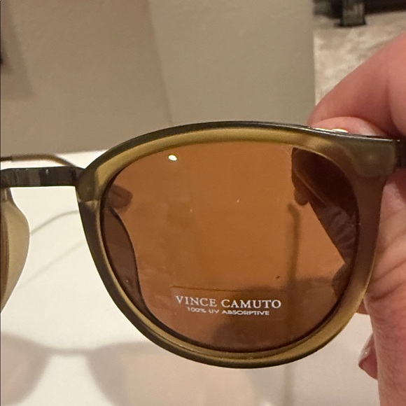 New Vince Camuto round club sunglasses - Picture 2 of 3